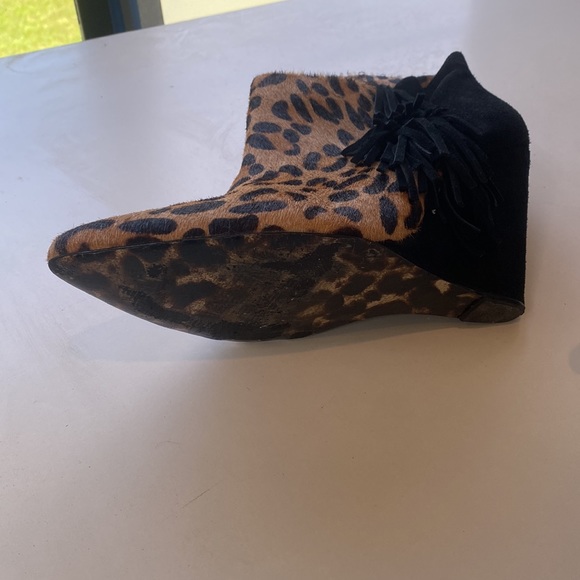 Betsey Johnson Leopard Calf Hair/Black Suede Fringed, 4” Wedge Bootie. Size 10 - Picture 7 of 10